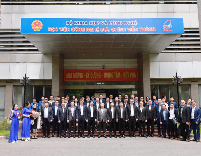 Bộ trưởng Bộ Công nghệ và Truyền thông CHDCND Lào thăm và làm việc với Học viện Công nghệ Bưu chính Viễn thông