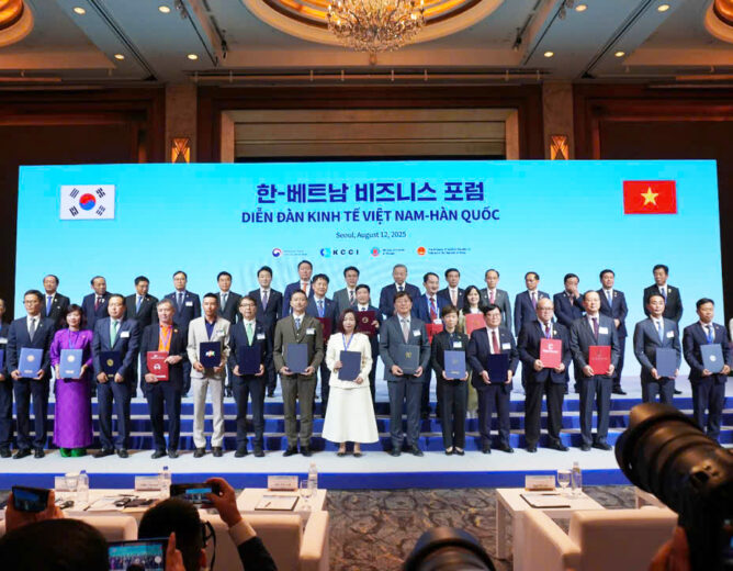 Tổng Bí thư Tô Lâm và Thủ tướng Hàn Quốc Kim Min Seok chứng kiến trao văn bản thỏa thuận hợp tác giữa Học viện Công nghệ Bưu chính Viễn thông và Đại học Chung Ang