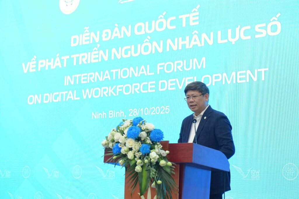 Associate Professor, Dr. Hoang Huu Hanh, Deputy Director of the National Digital Transformation Agency, speaking at the ceremony.