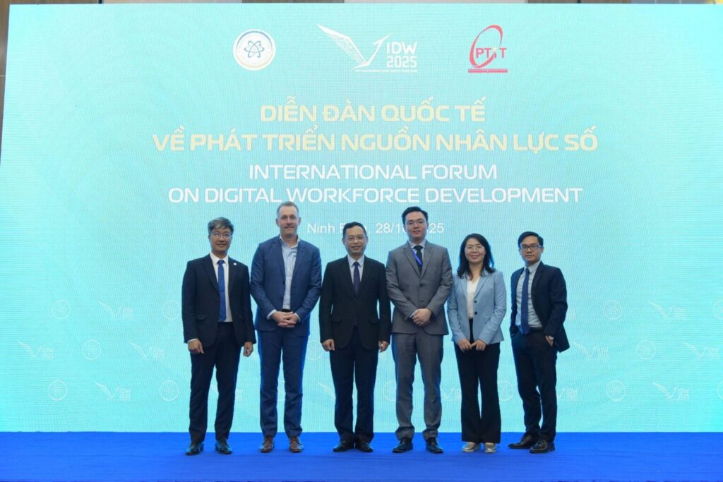 Assoc. Prof. Dr. Tran Quang Anh – Vice President of the Posts and Telecommunications Institute of Technology – along with the speakers.