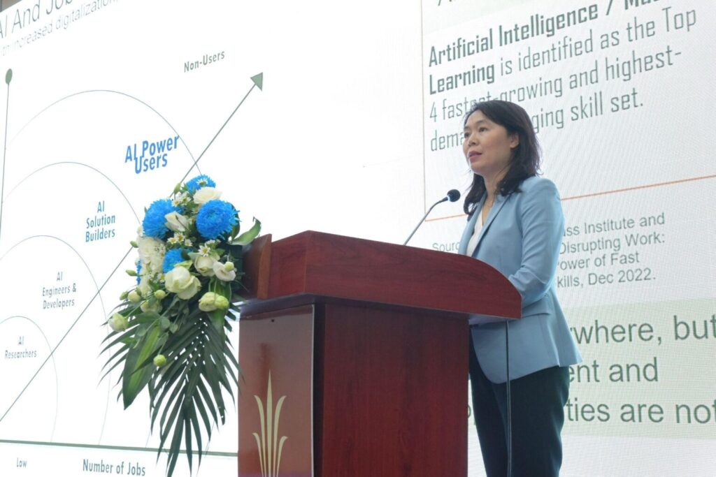 Ms. Do Thi Thu Huong, Director of Government Relations of Vietnam (Intel) shares about Global Case Studies and Vietnam’s Applications in Enhancing Digital Skills and Community Empowerment through AI.