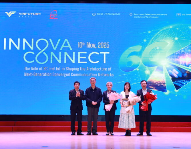Assoc. Prof. Dr. Dang Hoai Bac, President of the Posts and Telecommunications Institute of Technology, presenting flowers to the speakers and guests.