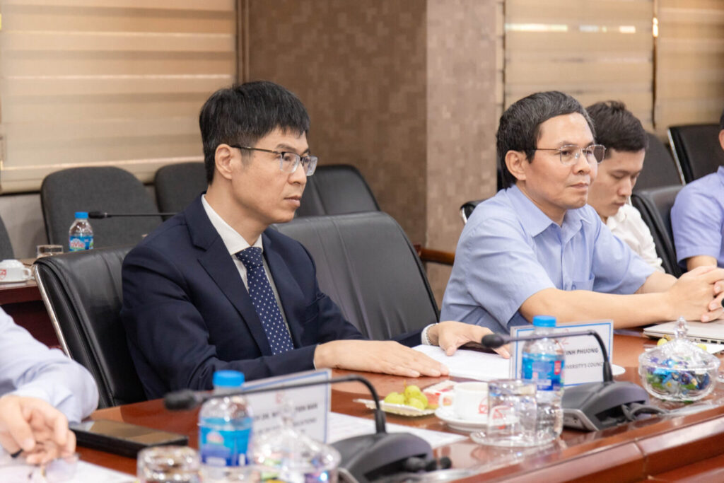Prof. Dr. Tu Minh Phuong, Secretary of the Party Committee and Chairman of PTIT’s Council, speaking at the Working Session.