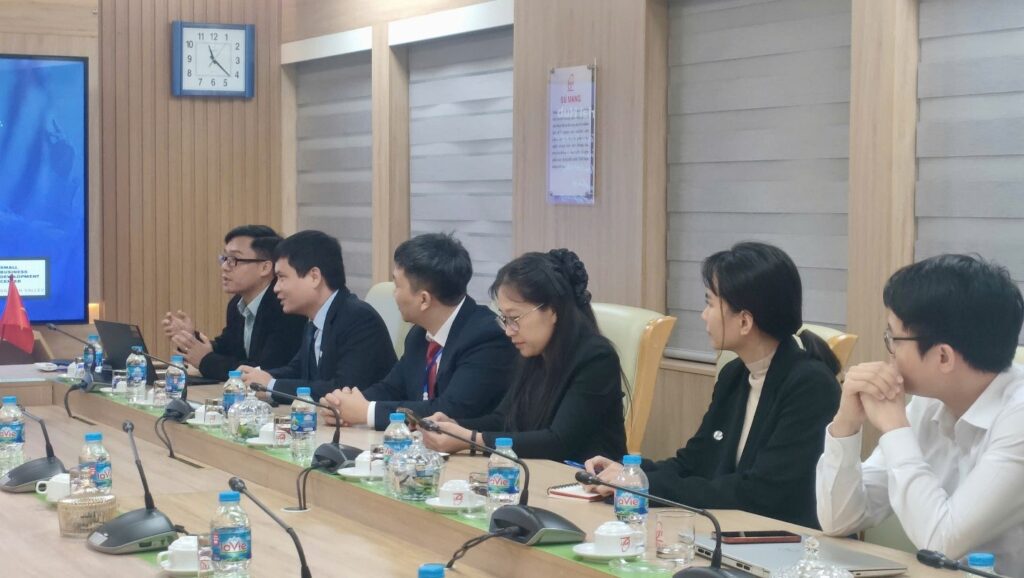 Assoc. Prof. Dr. Dang Hoai Bac expressed his desire for the two universities to establish formal cooperation in training and research within their respective fields of strength in the near future.