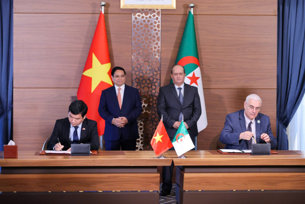 Prime Minister Pham Minh Chinh and Prime Minister Sifi Ghrieb witness the signing of the Memorandum of Understanding between the Posts and Telecommunications Institute of Technology of Vietnam and the University of Science and Technology – Houari Boumediene of Algeria – Photo: VGP/Nhat Bac
