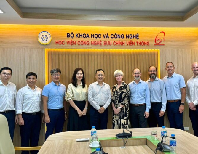 Assoc. Prof. Dr. Tran Quang Anh, along with leaders from the Institute's departments, welcomed the Boise State University delegation.