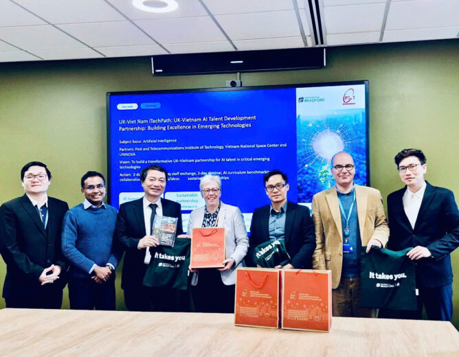 Ông Carlos Santos, Trưởng ban Quản lý Hợp tác và Trao đổi quốc tế, ĐH Bradford