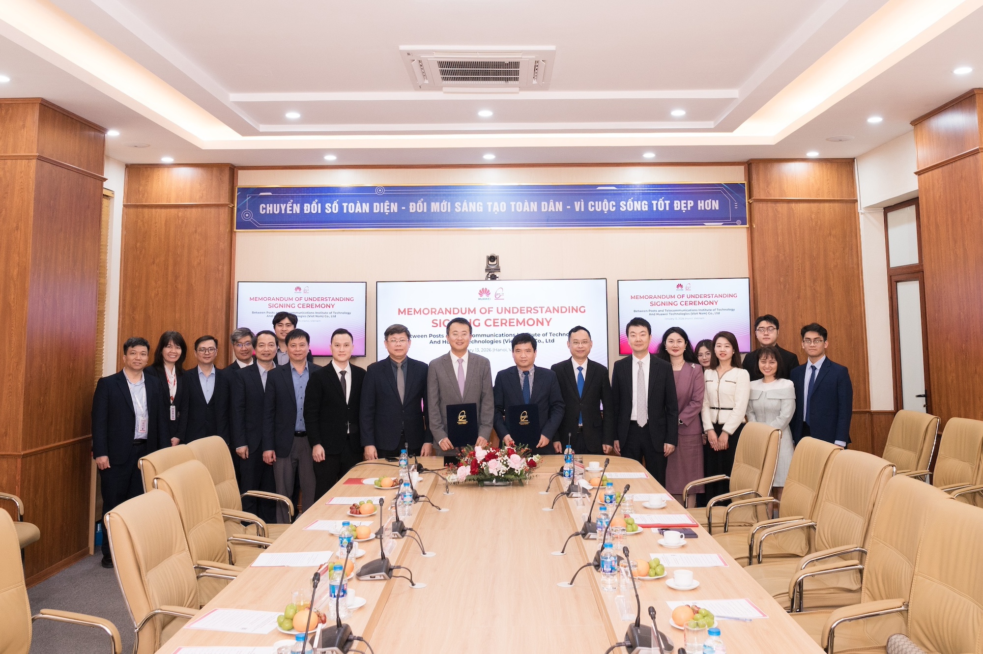 Delegates from PTIT and Huawei Vietnam