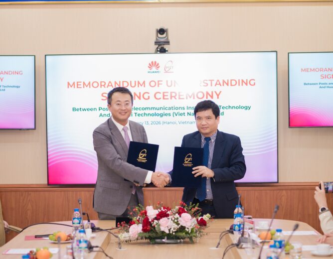 Assoc. Prof. Dr. Dang Hoai Bac - President of PTIT and Mr. Ivan Liu - CEO of Huawei Vietnam exchange the signed MOU