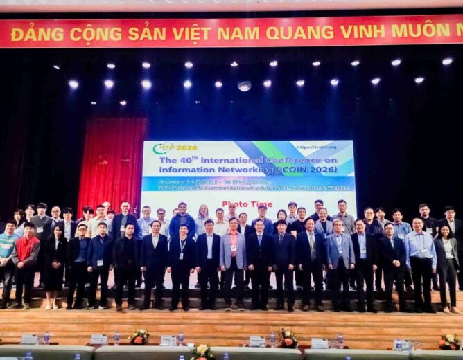 The delegates attending the event take a commemorative photo