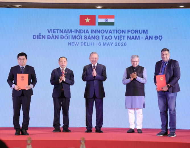Tổng Bí thư, Chủ tịch nước Tô Lâm chứng kiến trao thỏa thuận hợp tác giữa Học viện Công nghệ Bưu chính Viễn thông (PTIT) và Học viện Công nghệ Ấn Độ Madras (IIT Madras) tại Diễn đàn Đổi mới sáng tạo Việt Nam – Ấn Độ