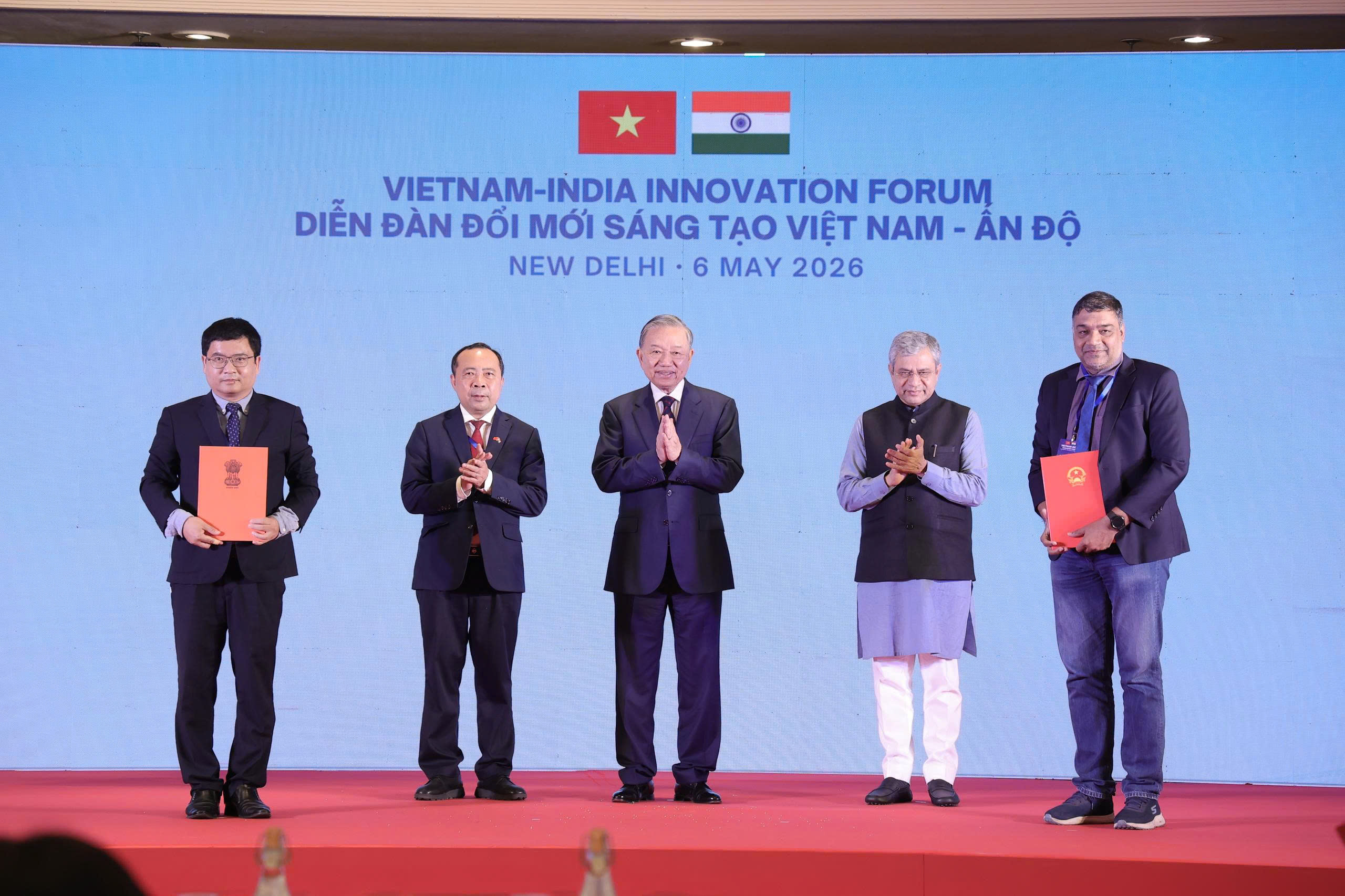 Party General Secretary and State President To Lam Witnesses the Exchange of Cooperation Agreement between PTIT and IIT Madras at the Vietnam–India Innovation Forum