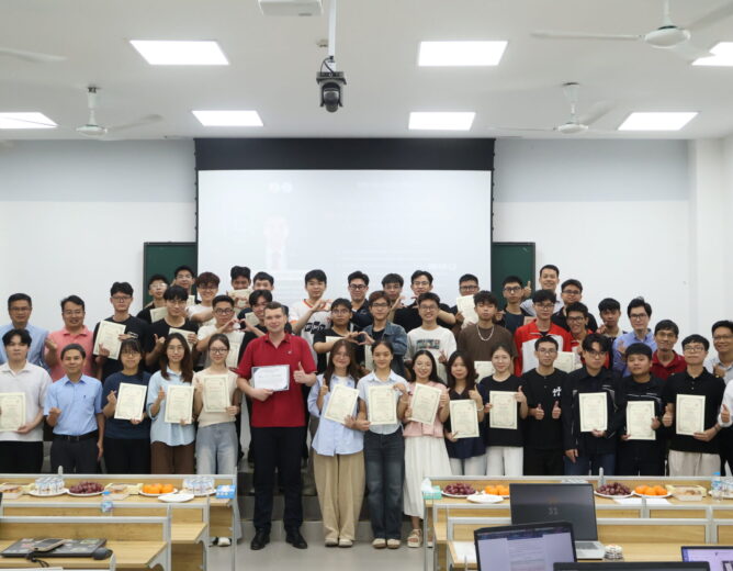 Faculty of Information Security (PTIT) holds a specialized talk, concludes and awards certificates for the course “Applied AI and Machine Learning for Network and Information Security”